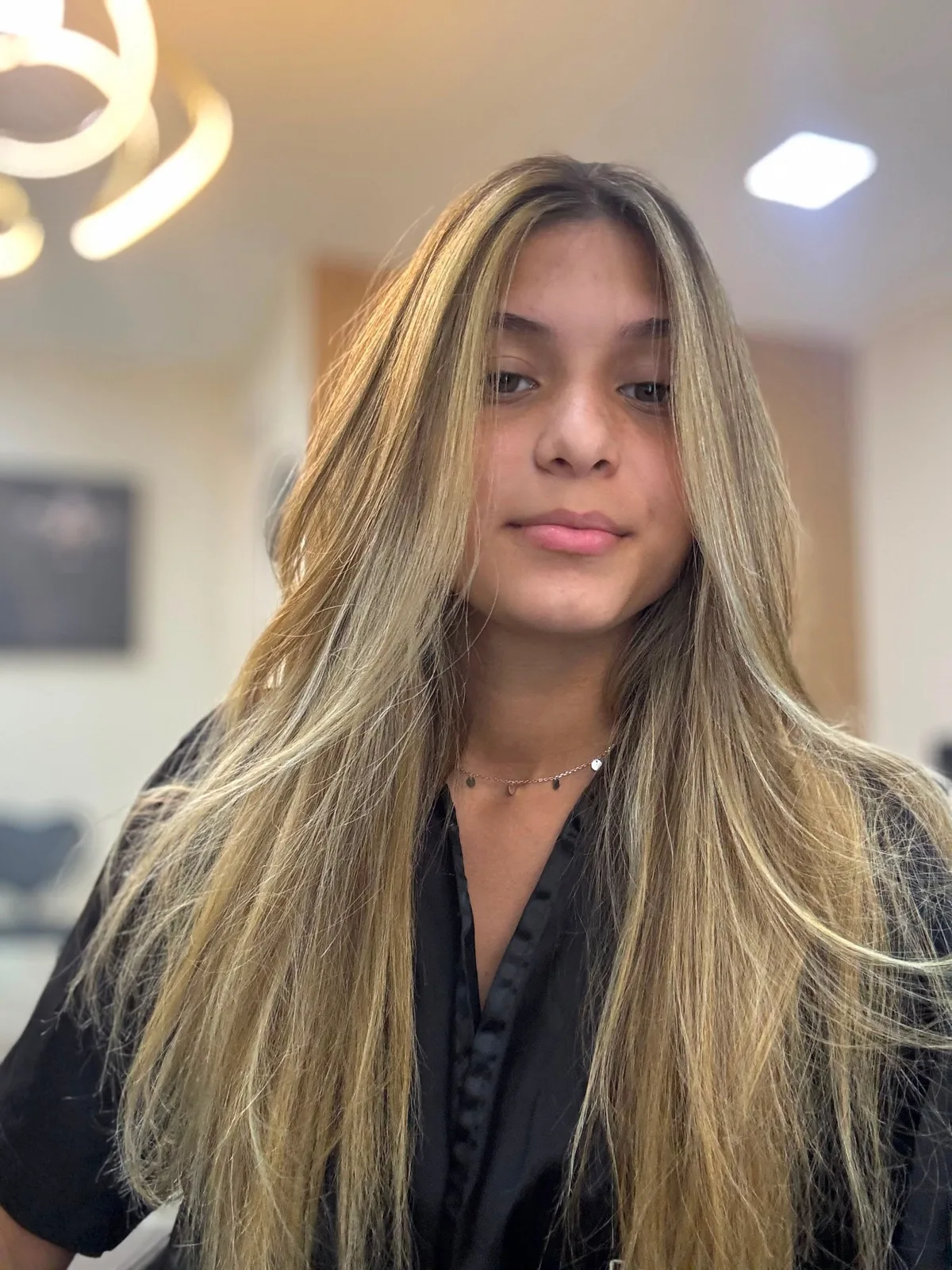 Cabelo longo com mechas iluminadas em tons de loiro natural